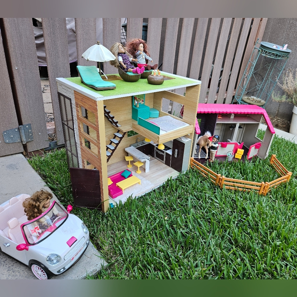 Lori Brand 2 story condo, horse barn, 4 Lori Dolls, 1 convertible car